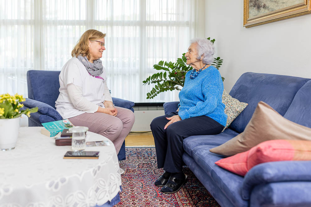 Betreuung und Pflege von älterer Person