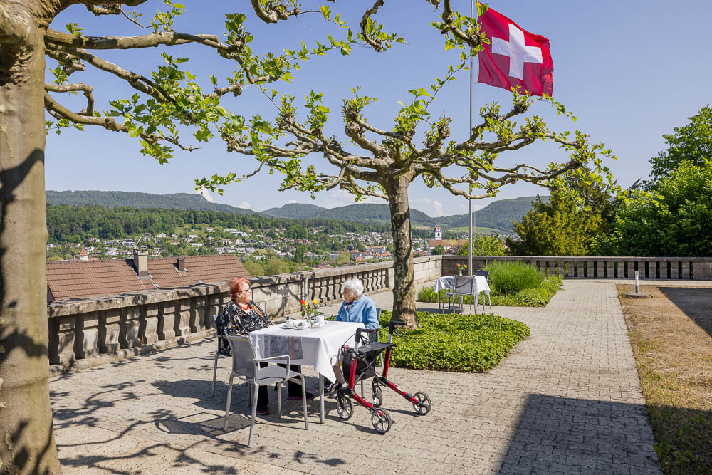 Menschen auf Terrasse Walthersburg